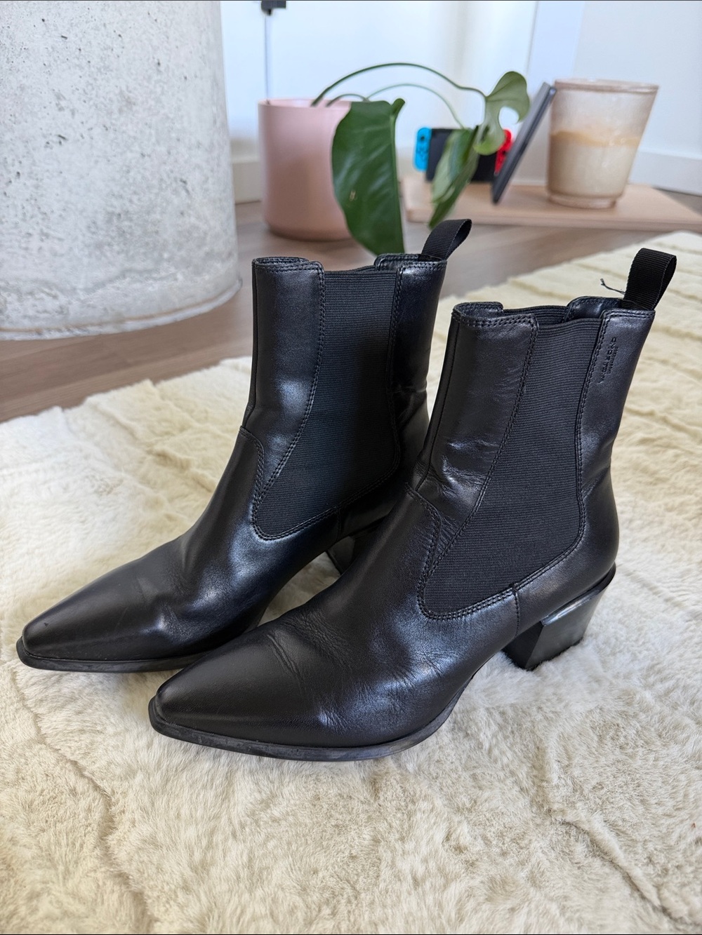 Vagabond Black Pointed Leather Chelsea Booties